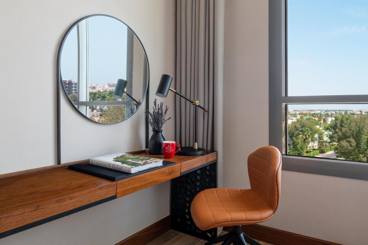 Swissotel Living Jeddah Luaran gambar A work desk in a hotel room