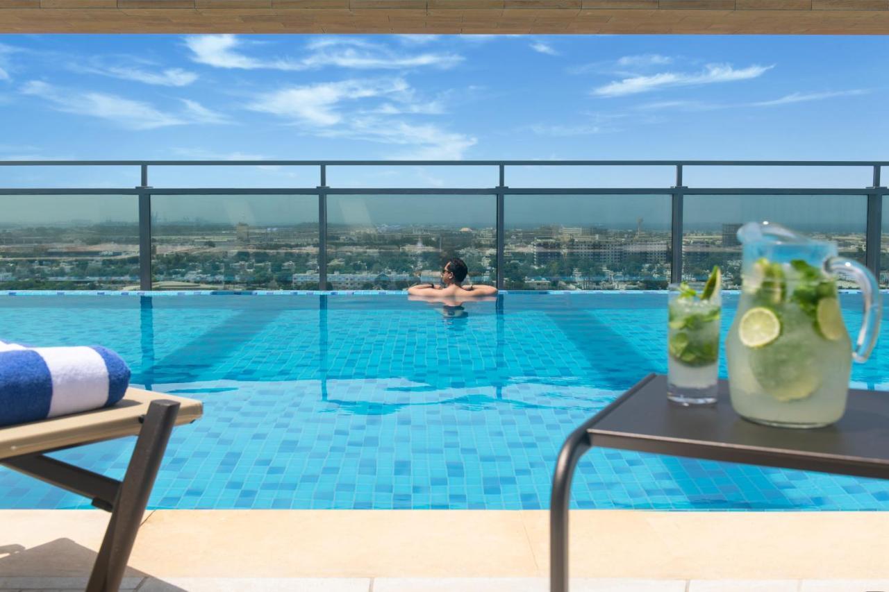Swissotel Living Jeddah Luaran gambar The swimming pool at the hotel
