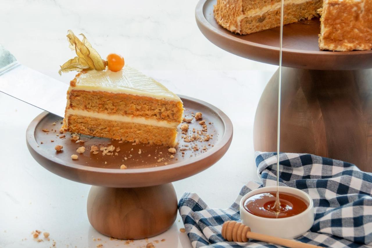 Swissotel Living Jeddah Luaran gambar Honey being drizzled over a cake