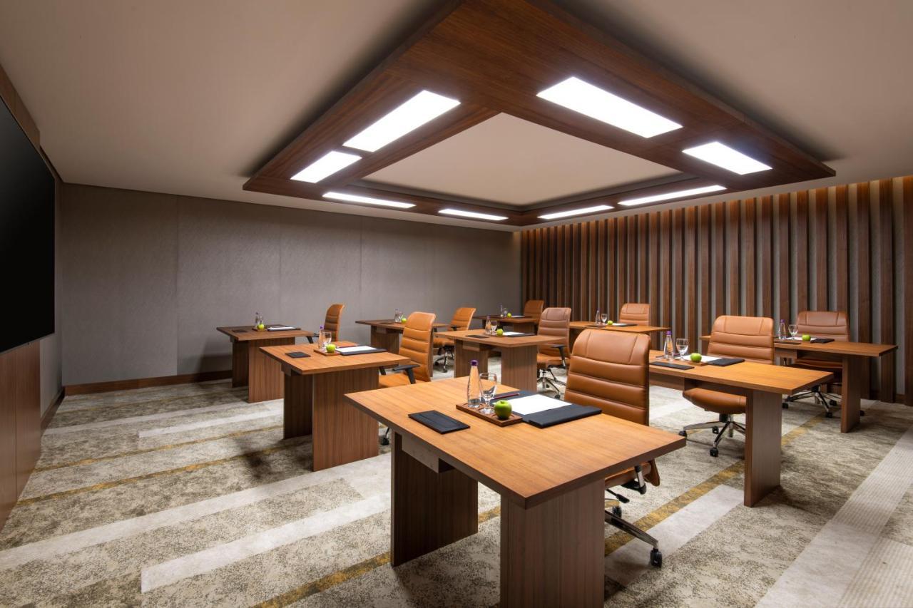 Swissotel Living Jeddah Luaran gambar Meeting room at the hotel