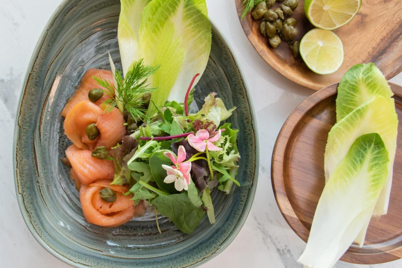 Swissotel Living Jeddah Luaran gambar A salad with smoked salmon
