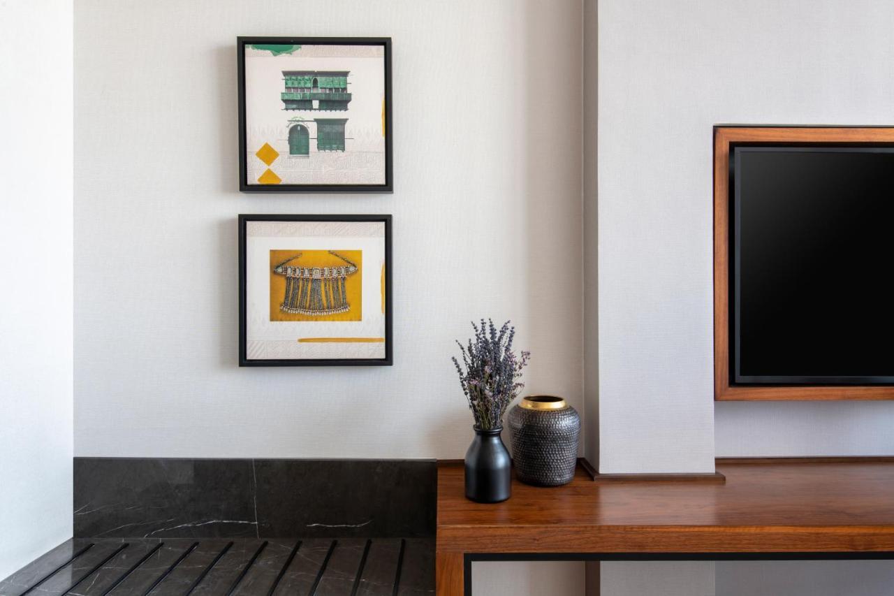 Swissotel Living Jeddah Luaran gambar Artwork by artist, Mark Foxley