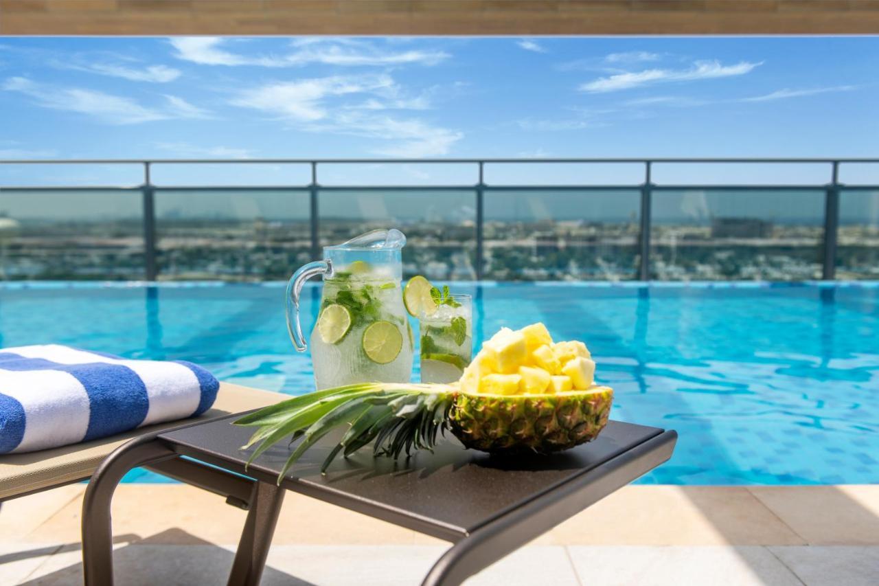 Swissotel Living Jeddah Luaran gambar The pool at the hotel
