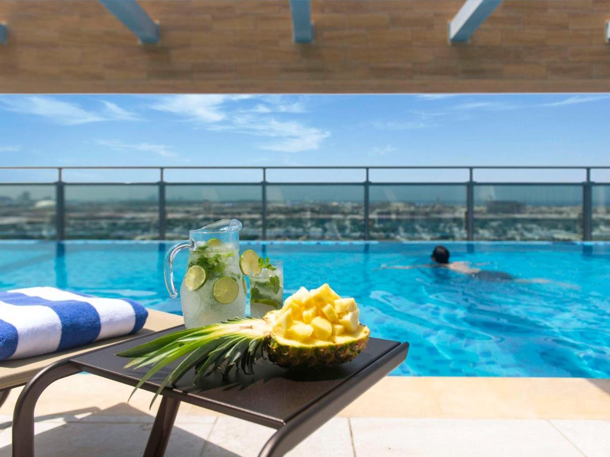 Swissotel Living Jeddah Luaran gambar The swimming pool at the hotel