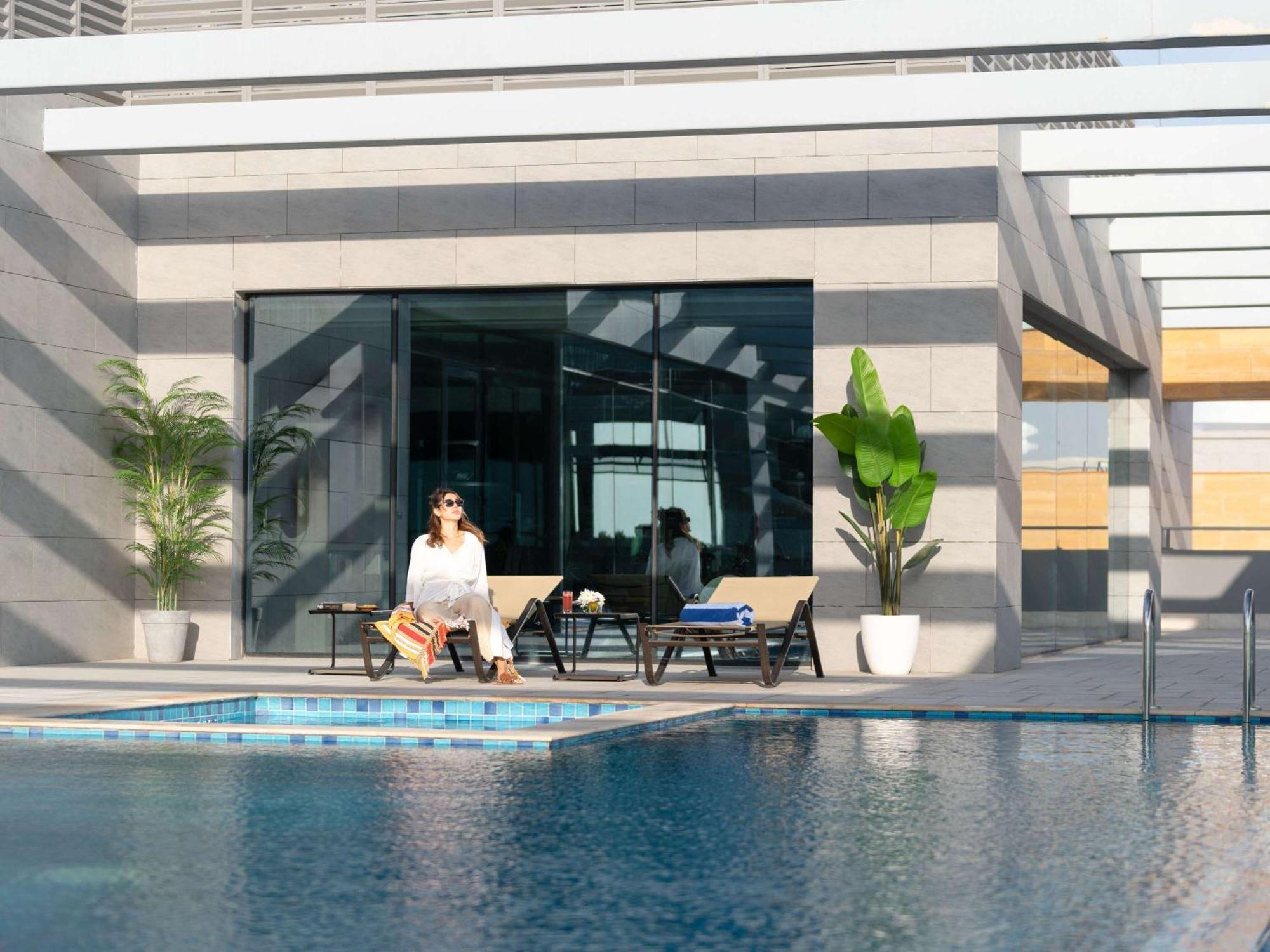 Swissotel Living Jeddah Luaran gambar The swimming pool at the hotel