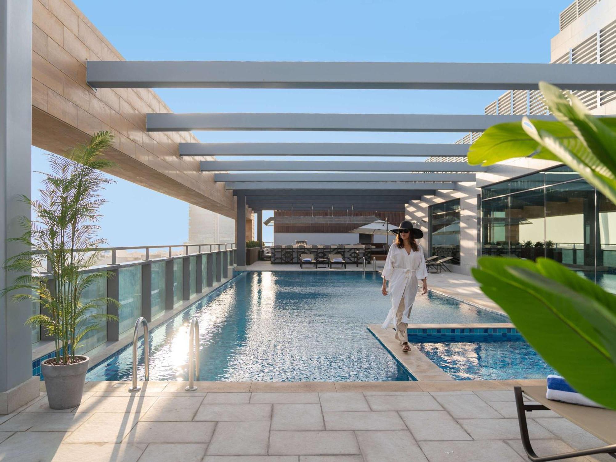 Swissotel Living Jeddah Luaran gambar The swimming pool at the hotel