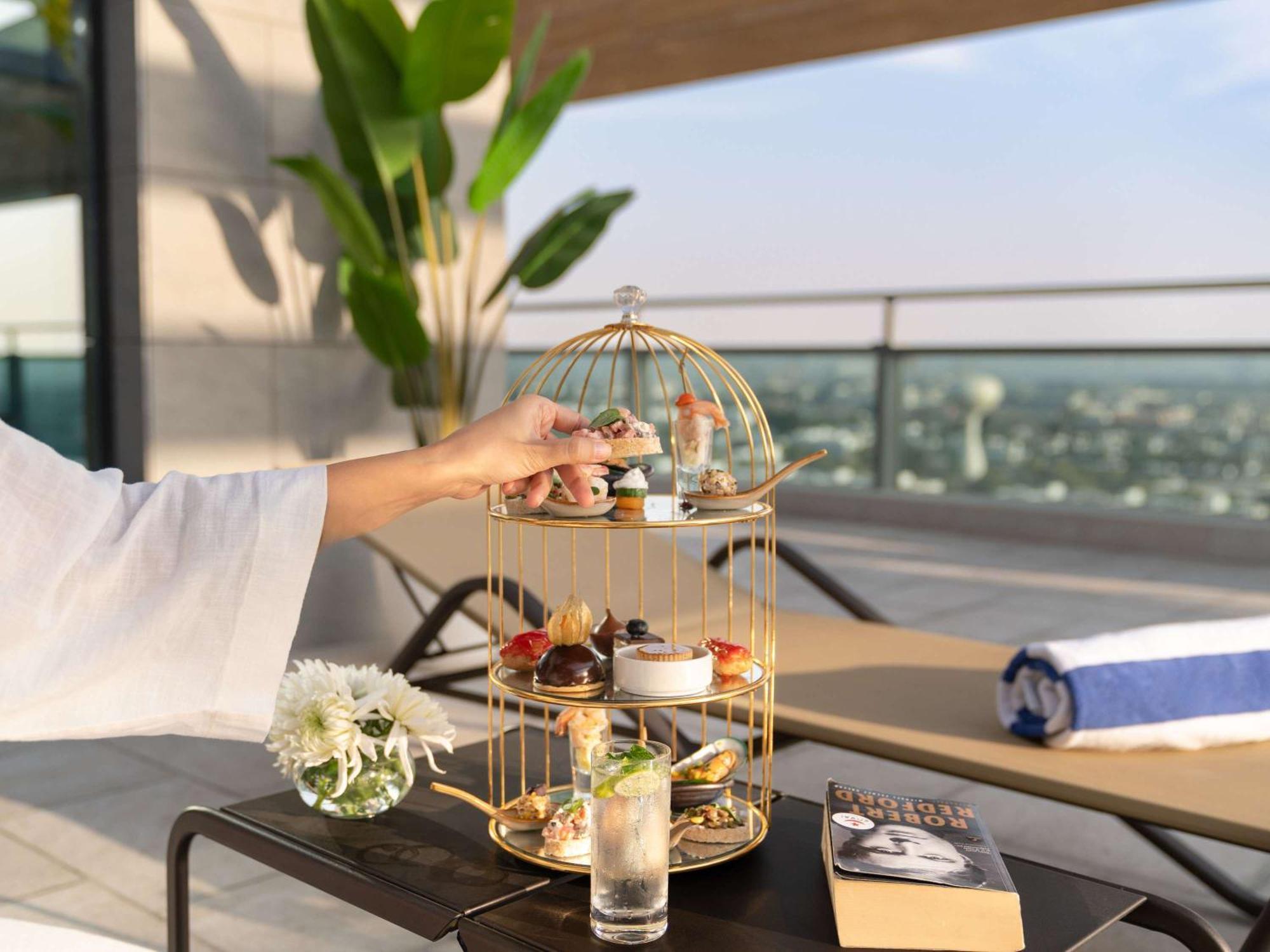 Swissotel Living Jeddah Luaran gambar Afternoon tea at the pool deck