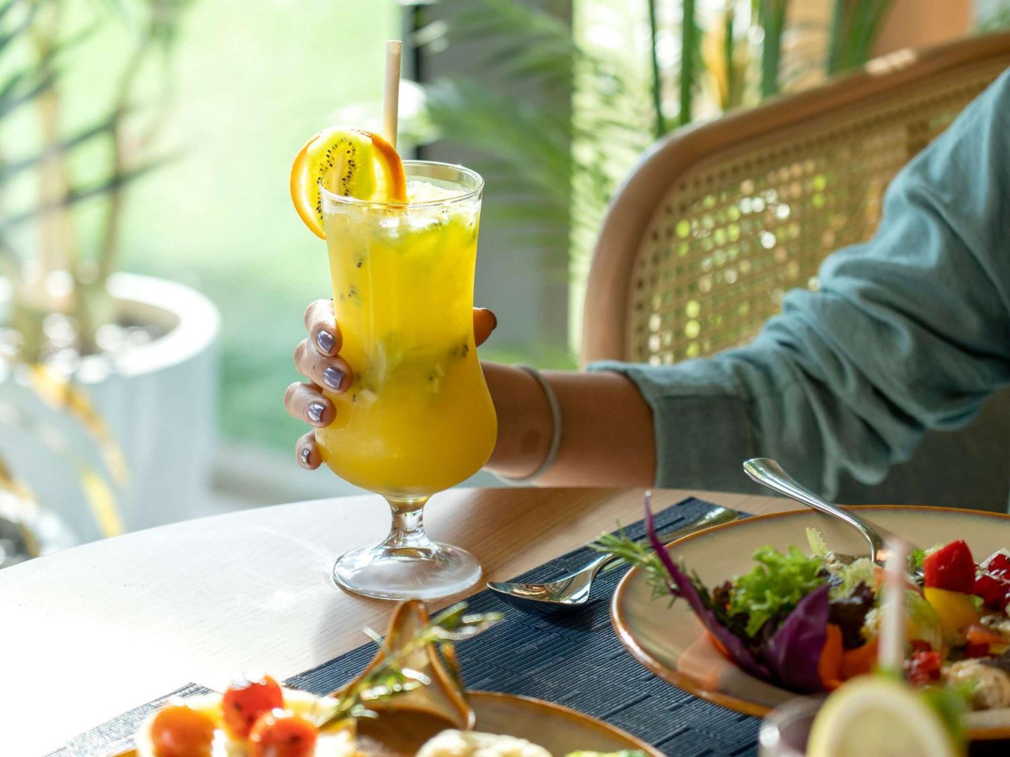 Swissotel Living Jeddah Luaran gambar A woman holding a glass of juice