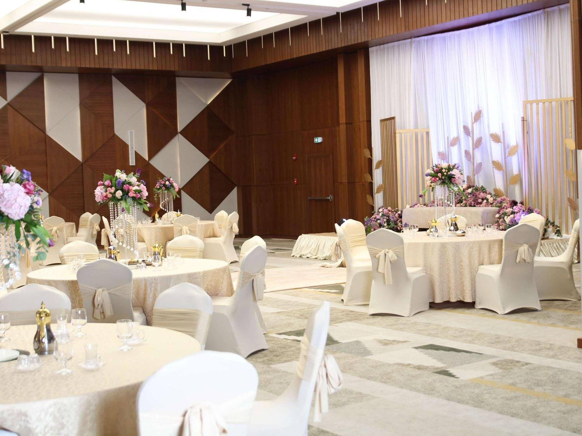 Swissotel Living Jeddah Luaran gambar A wedding reception at the Grand Ballroom
