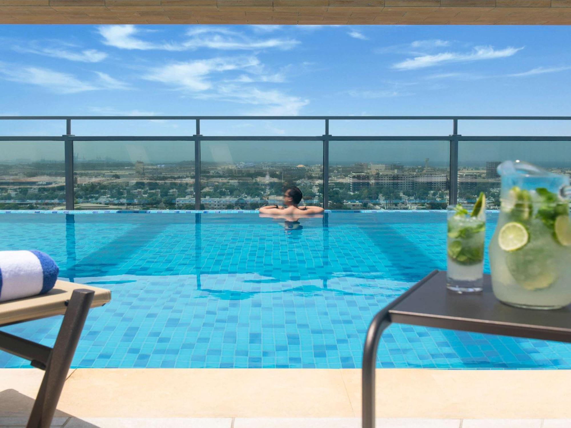 Swissotel Living Jeddah Luaran gambar The swimming pool at the hotel